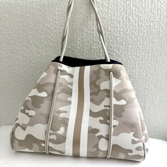 Haute Shore Neoprene Tote Cosmetic Eyeglass Wallet Wristlet Set Beach Lake - Picture 11 of 16